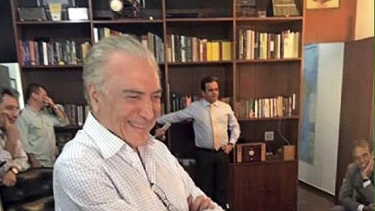 El vicepresidente de Brasil, Michel Temer, sigue por televisión la votación de la Cámara de Diputados.-REUTERS