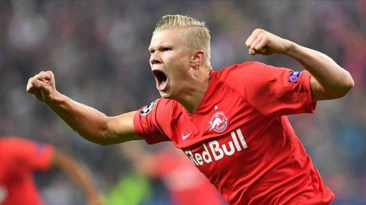 Haaland celebra un gol con con la camiseta del Salzburgo.-