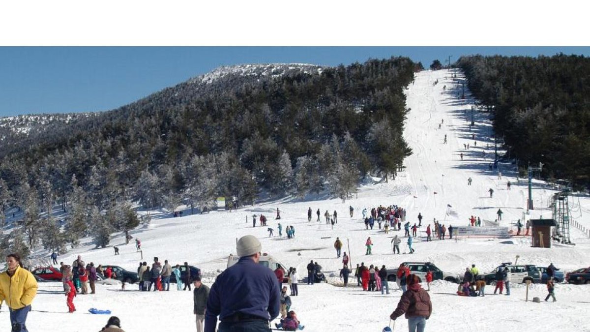Numerosos aficionados a los deportes invernales en Santa Inés, cuya pista alpina ofrece un entorno privilegiado.-ÁLVARO MARTÍNEZ