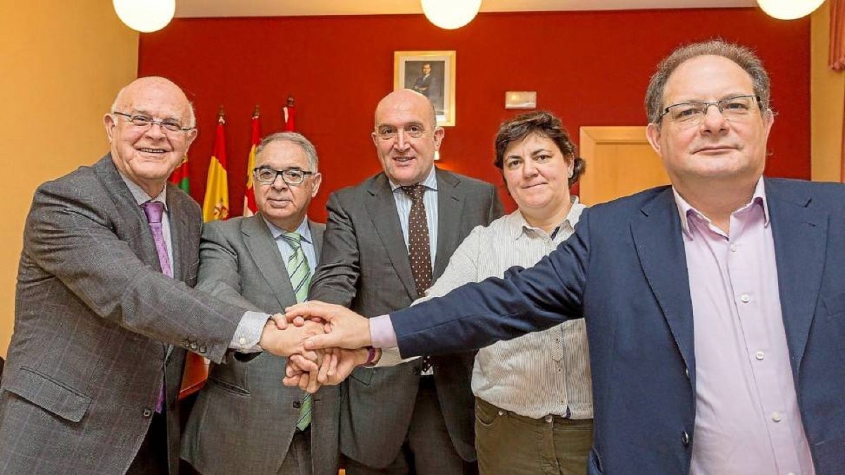 Jesús Mediavilla, Juan Alonso, Jesús Julio Carnero, Marta Varas y Jesús García tras firmar los convenios-El Mundo