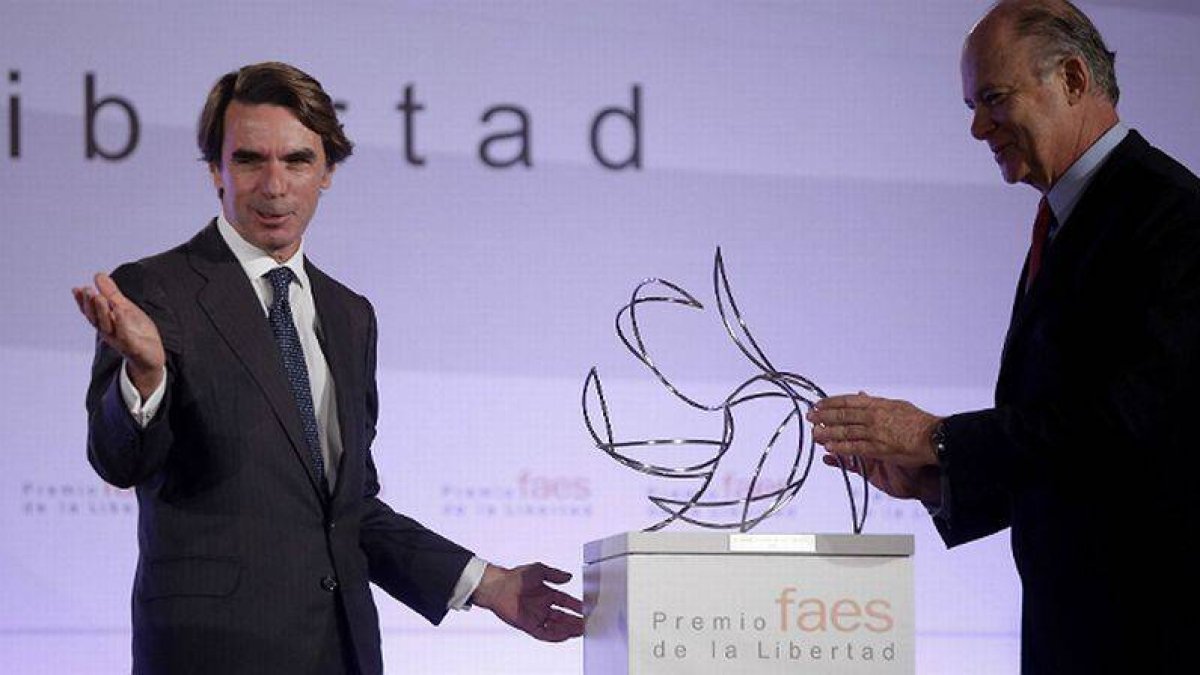 Aznar entrega el premio a la libertad de la FAES a Enrique Krauze.-Foto: JOSÉ LUIS ROCA