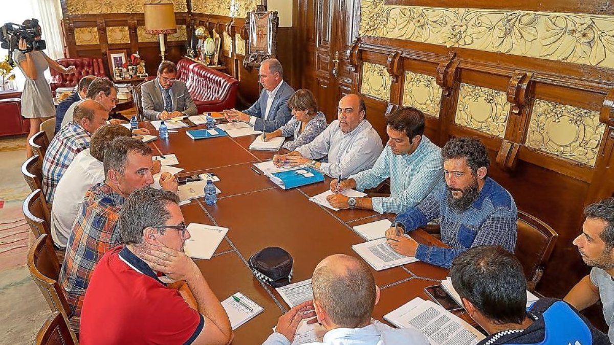 Reunión celebrada ayer entre el equipo de Gobierno municipal y los representantes de los cuatro sindicatos de la Policía Municipal.-E. M.