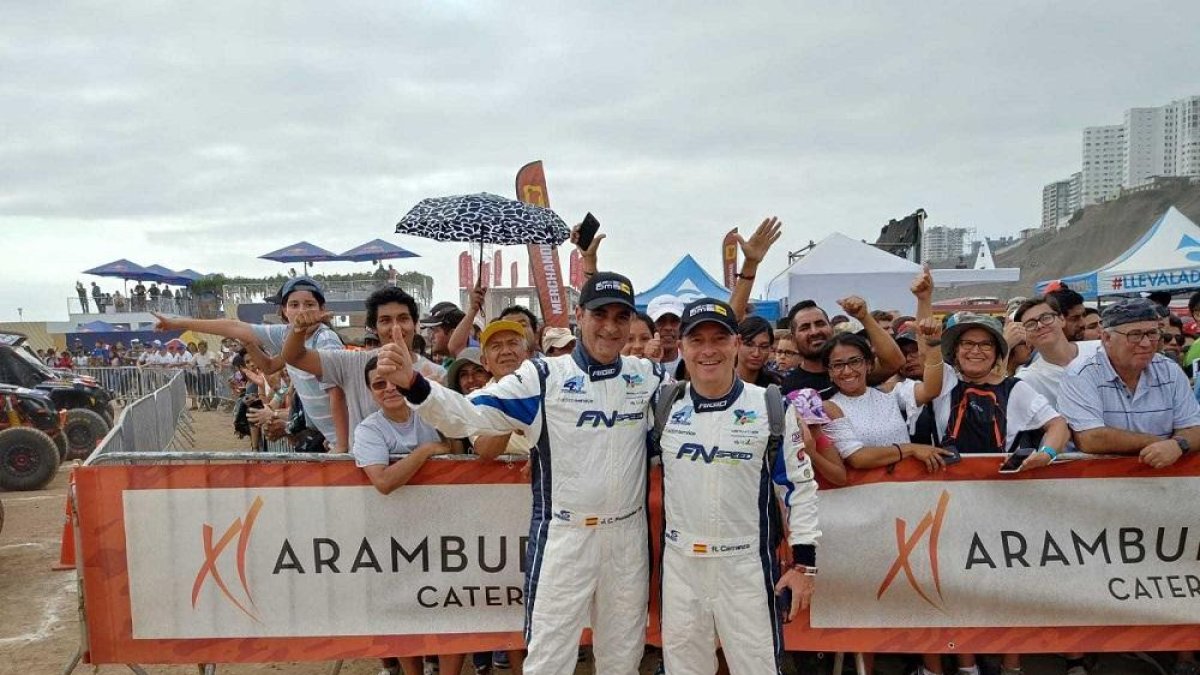 Juan Carlos Fernández y Roberto Carranza, ayer, durante la presentación del Dakar.-EM