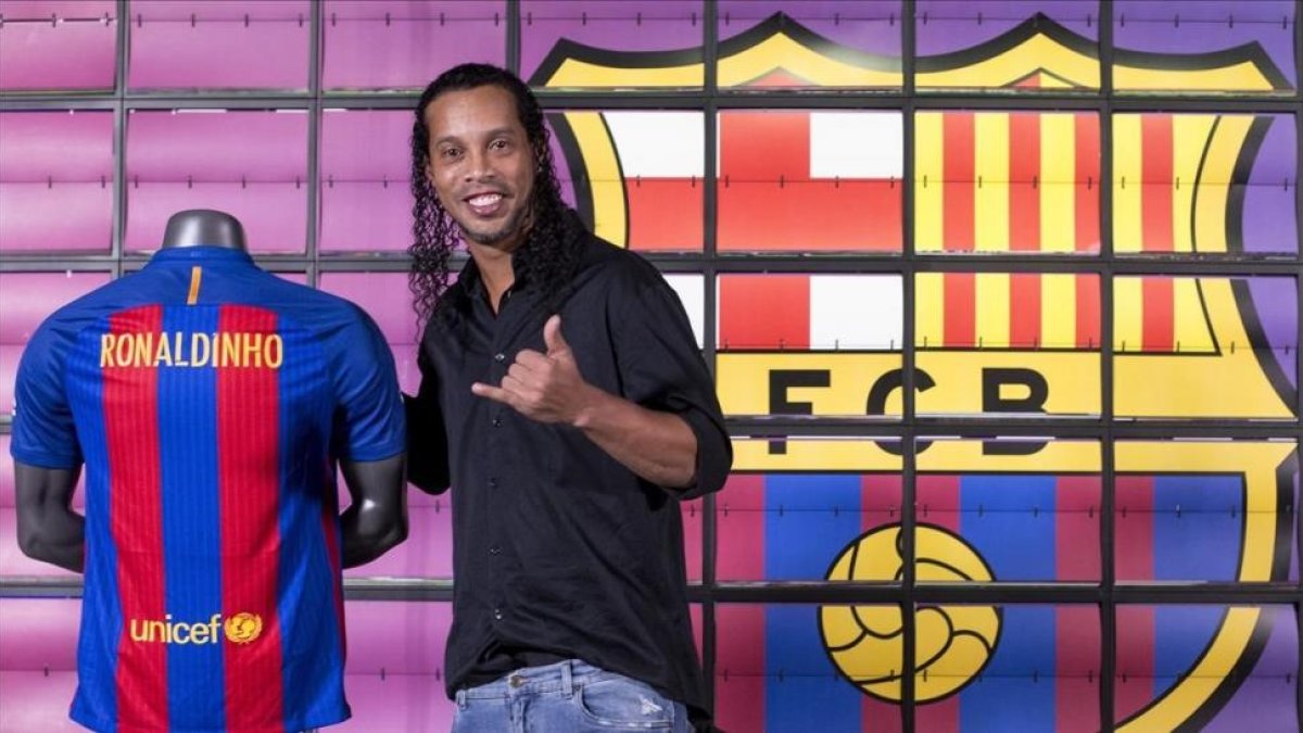 Ronaldinho, en una imagen de febrero del 2017, cuando se incorporó al barça como embajador del club-/ QUIQUE GARCIA (EFE)