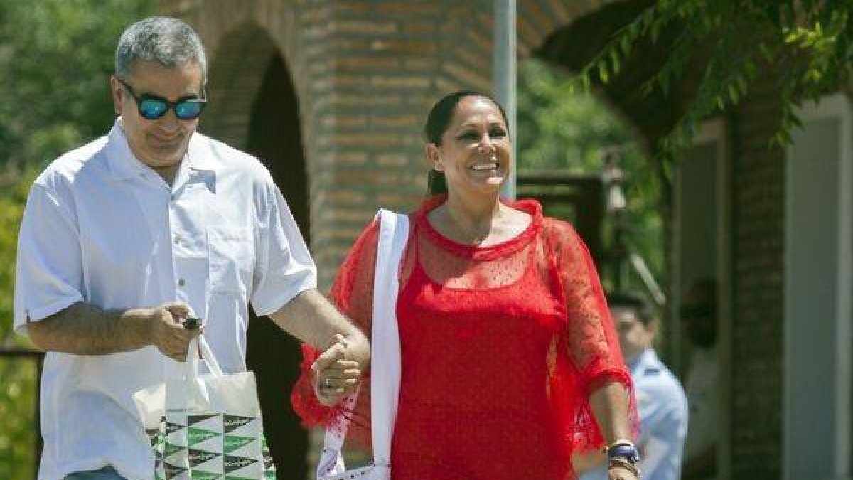 Isabel  Pantoja, hace cuatro días, cuando salió de la cárcel, en su primer permiso penitenciario.-Foto: GOGO LOBATO / AFP