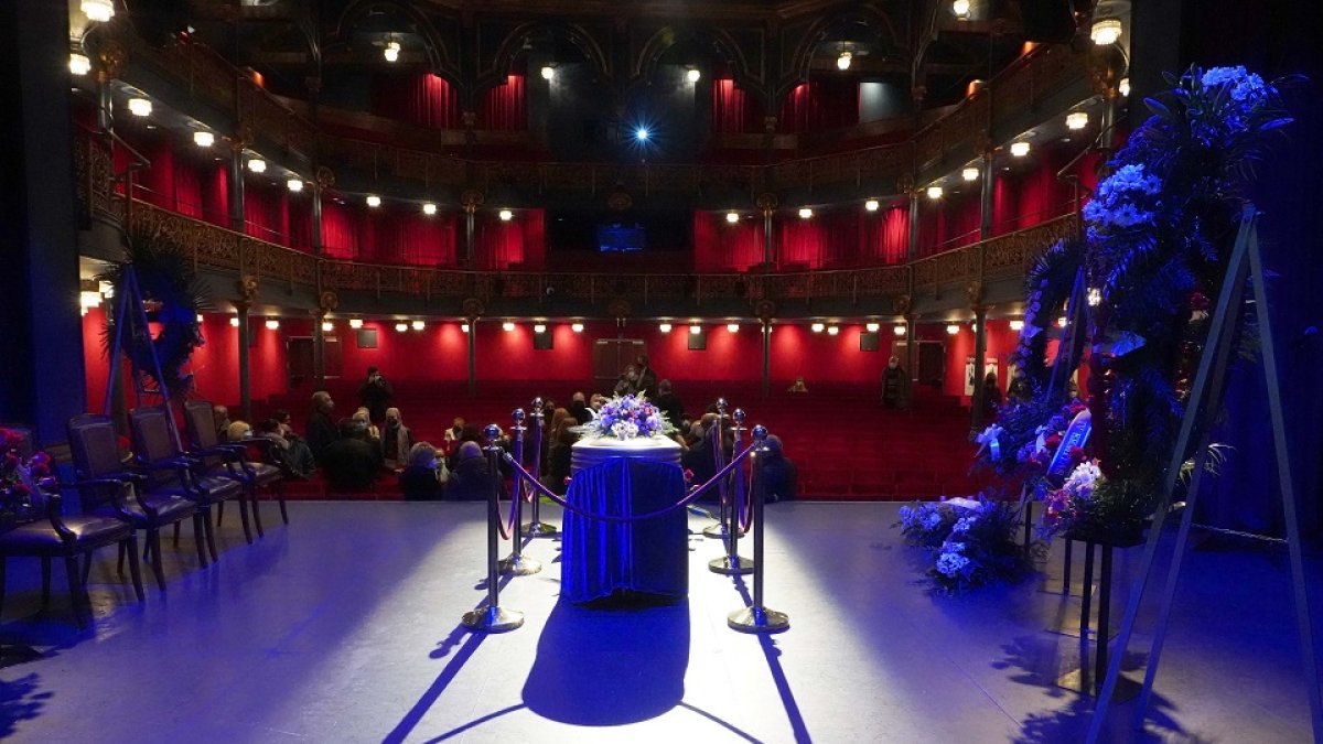 Capilla ardiente del actor Juan Antonio Quintana en el Teatro Zorrilla. - ICAL