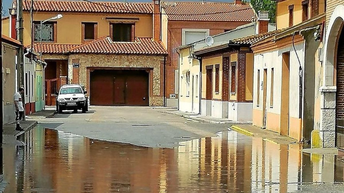 Segunda inundación en Pedrajas de SanEsteban en 48 horas, ayer.-E. PRESS