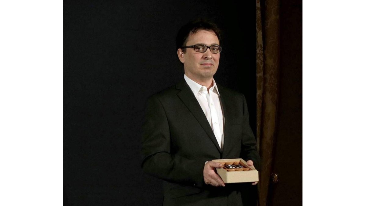 El escritor zamorano José C. Vales posa el premio Nadal con su novela 
