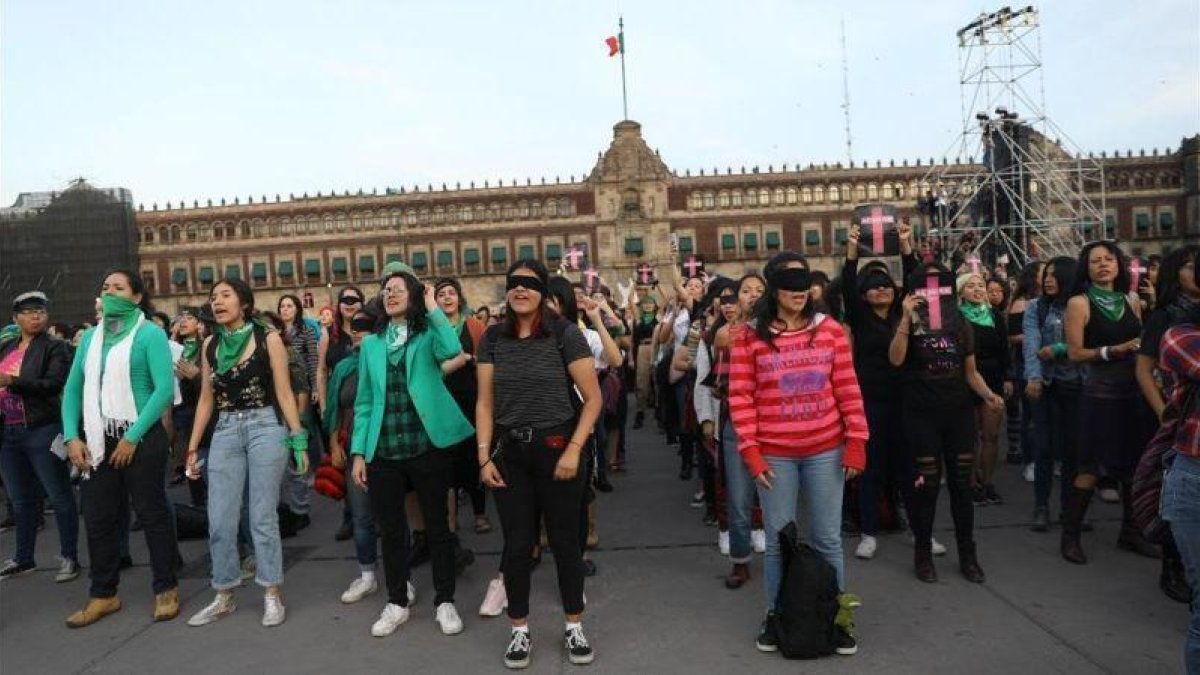 La ’performance’ viral ’Un violador en el camino’, coreografiada en la plaza del Zócalo de Ciudad de México, el pasado día 29.-EFE / SASHENKA GUTIERREZ