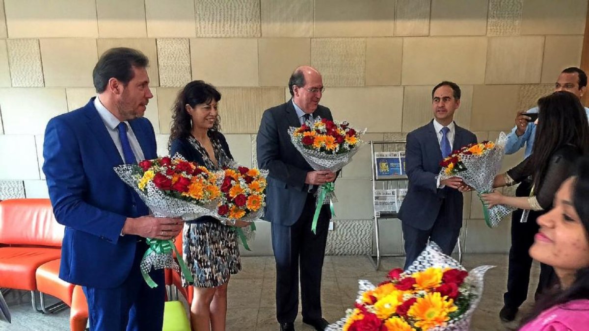 El alcalde de Valladolid, Óscar Puente, y la concejala de Cultura, Ana Redondo, a la izquierda de la imagen en su reunión con la empresa Tech Mahindra.-E. M.