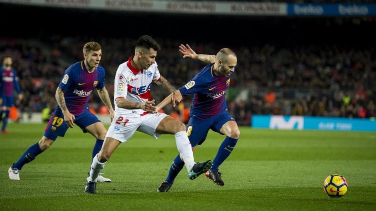 Iniesta controla el balón ante Hernán Pérez, el jugador del Alavés, en el Camp Nou.-JORDI COTRINA