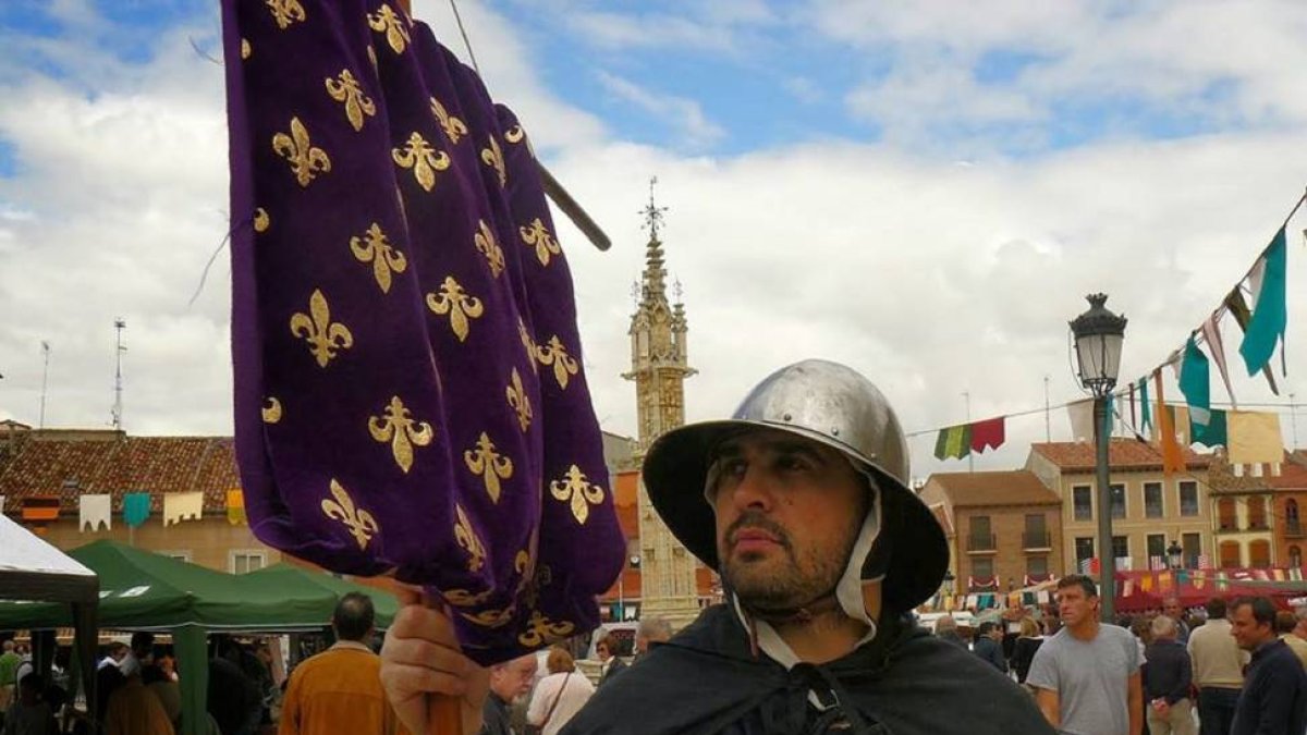 Uno de los vecinos caracterizado de la época mediaval durante una de las ediciones del Mercado Comarcal.-E.M