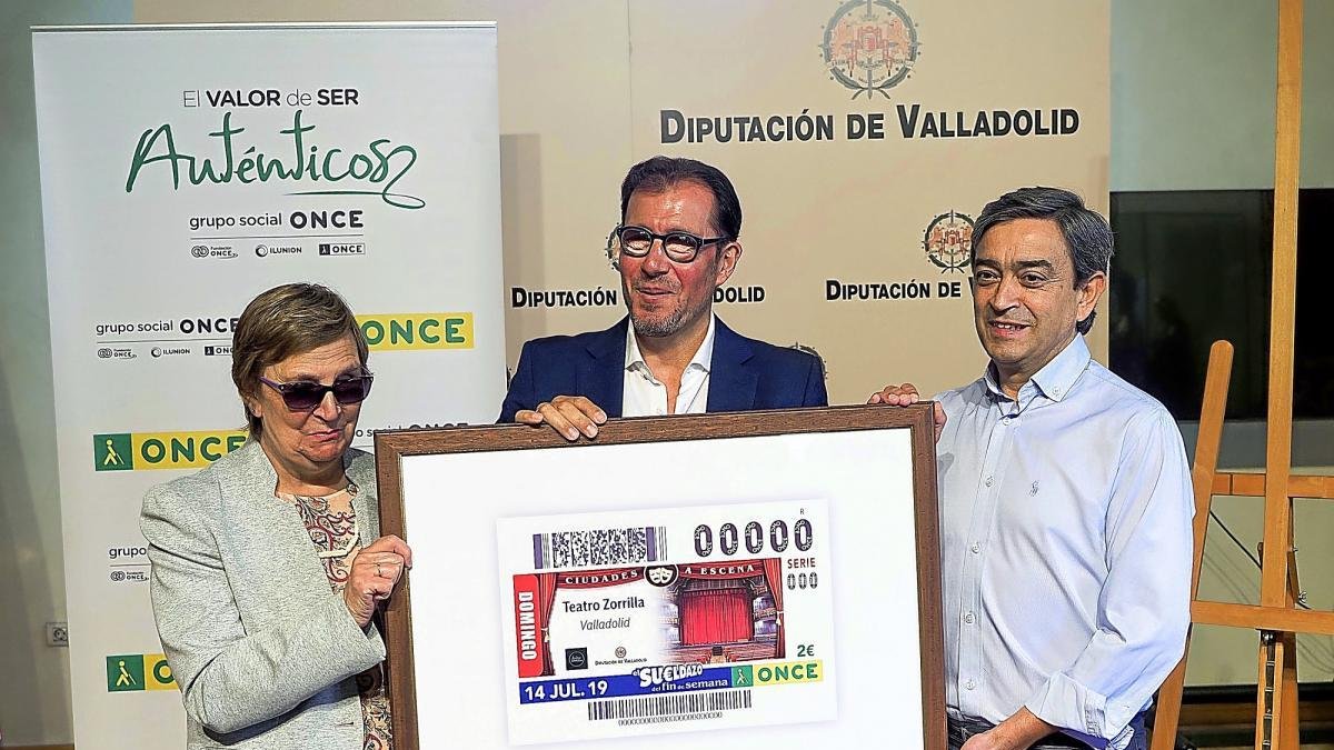 Agapito Hernández, a la derecha, junto al delegado de la Once, Ismael Pérez en el centro, y la delegada territorial, María Luz Hernández, a la izquierda, durante la presentación del cupón conmemorativo del Teatro Zorrilla de Valladolid.-ICAL