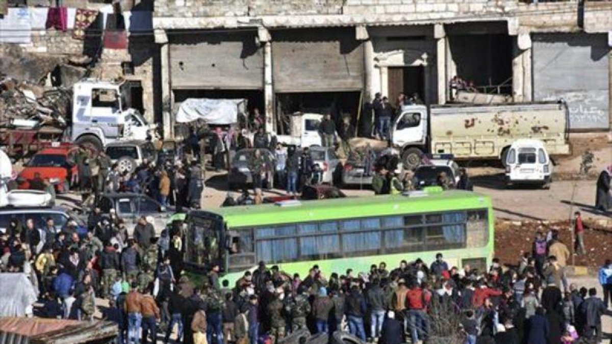 Vecinos de Alepo esperan a ser evacuados en un autobús del este de la ciudad, ayer.-SANA / AP