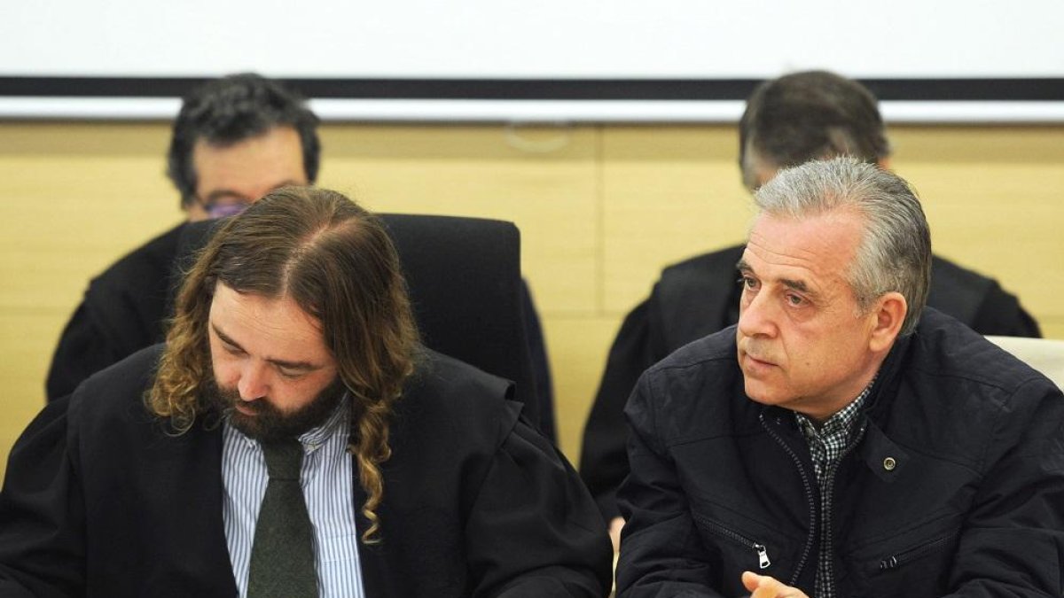 A la derecha, José TomásVillalibre, junto a su abogado duarnte el juicio.-ISRAEL L. MURILLO