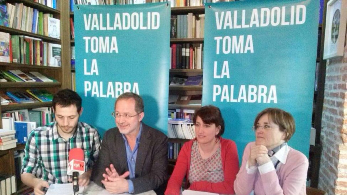 Manuel Saravia (c) junto a los candidatos de Toma la Palabra, Arturo del Olmo, María Sánchez y Rosalba Fonteriz-El Mundo