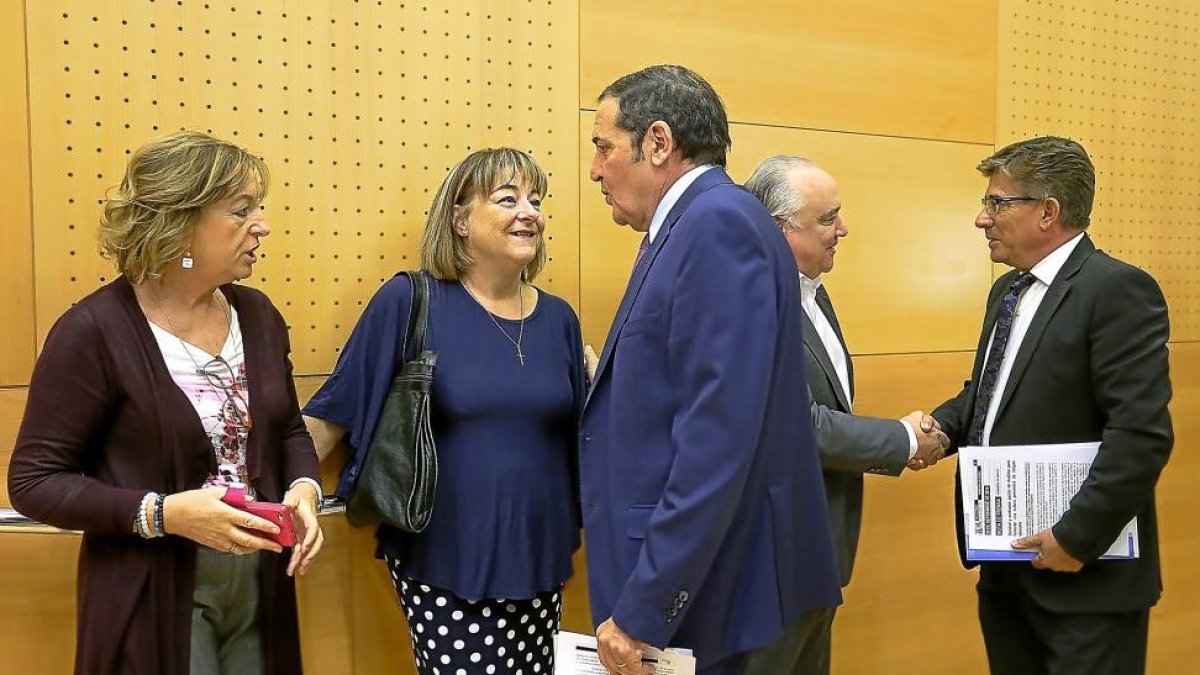 El consejero de Sanidad, Antonio María Sáez, junto a las organizaciones sindicales.-ICAL