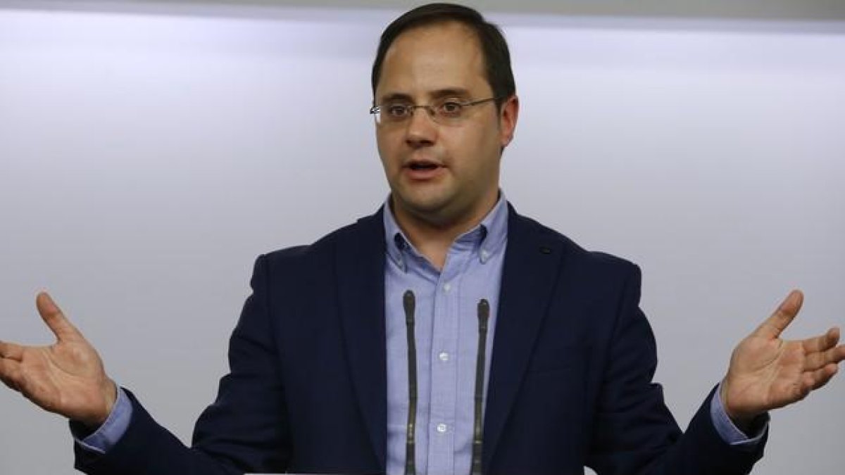 El secretario de organización del PSOE, César Luena, durante una rueda de prensa.-DAVID CASTRO