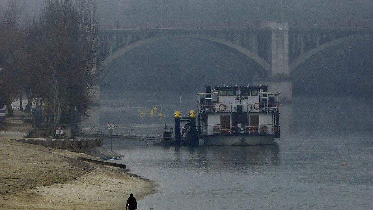 La niebla densa provocó desvíos y cancelaciones en aeropuertos de Castilla y León.-J.M. LOSTAU