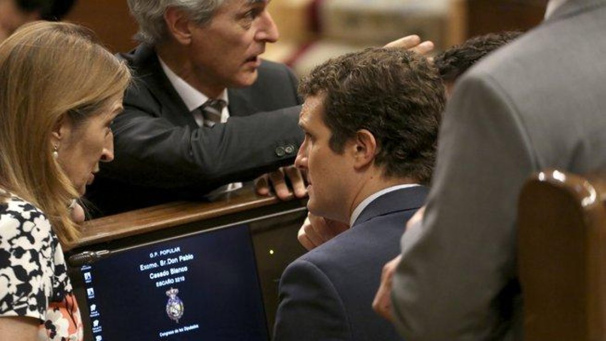 Ana Pastor y Pablo Casado durante la segunda investidura fallida de Sánchez.-DAVID CASTRO