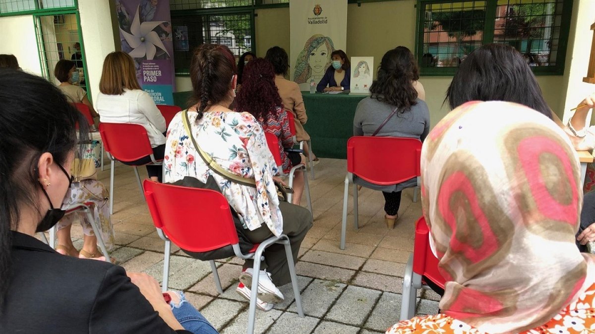 Entrega de diplomas a las participantes del Plan de Inserción para víctimas de violencia de género y riesgo de exclusión. - EUROPA PRESS