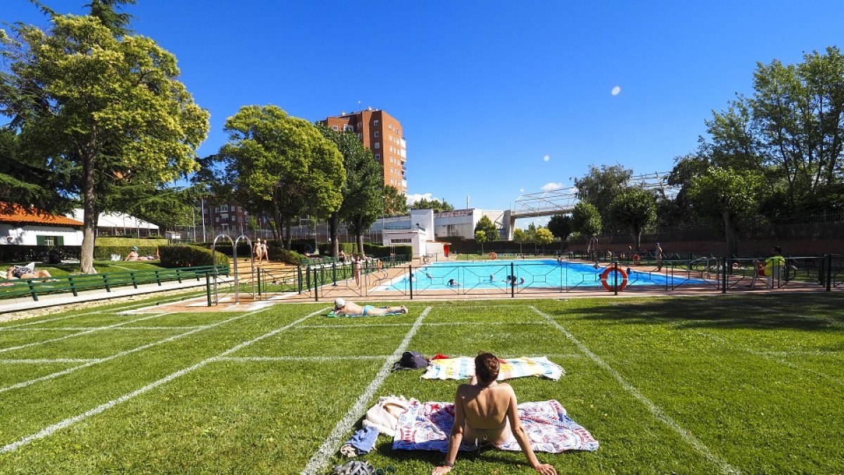 Bañistas en su recuadro en la piscina de Juan de Austria. MIGUEL ÁNGEL SANTOS / PHOTOGENIC