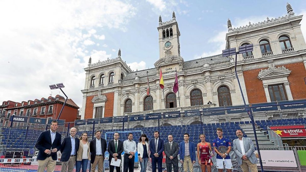 La pista instalada en la Plaza Mayor fue testigo de la presentación del torneo con la presencia de Luis García, Agustín Santos, Santiago Toribio, Ángel María Vicente, Ángel Rodríguez, Ana Redondo, Óscar Puente, Daniel Miguel, Alfonso Lahuerta, Marta Orteg-MIGUEL ÁNGEL SANTOS