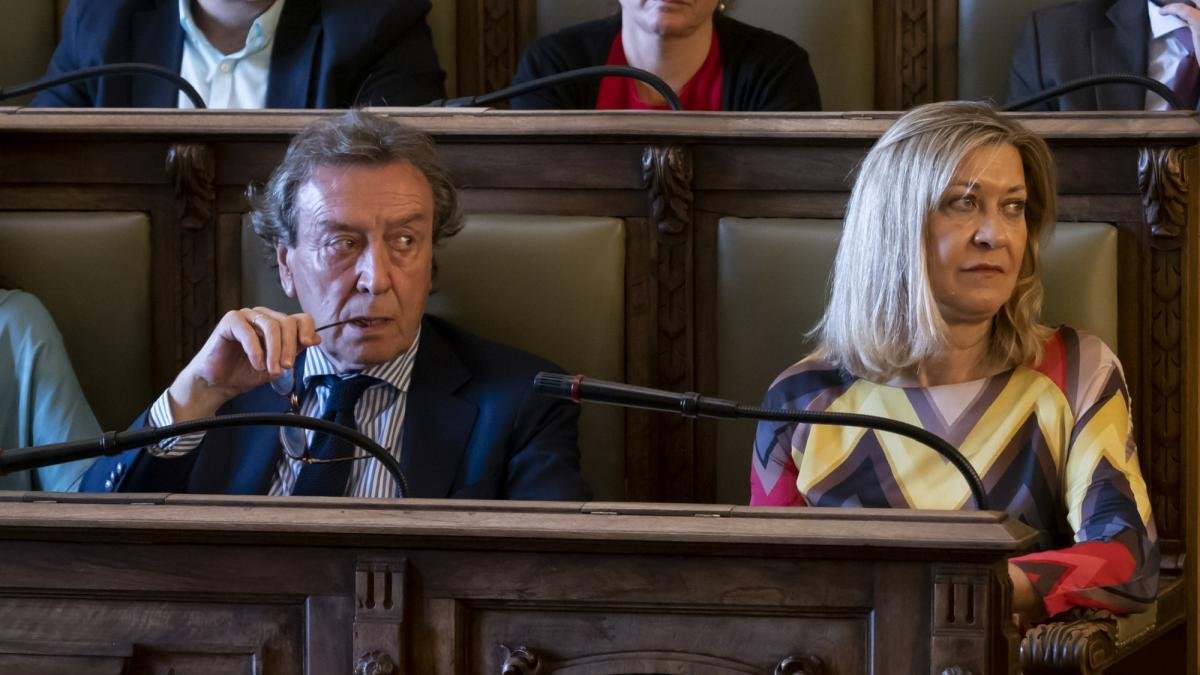 José Antonio De Santiago-Juárez y Pilar del Olmo, en un momento del Pleno.-PABLO REQUEJO / PHOTOGENIC