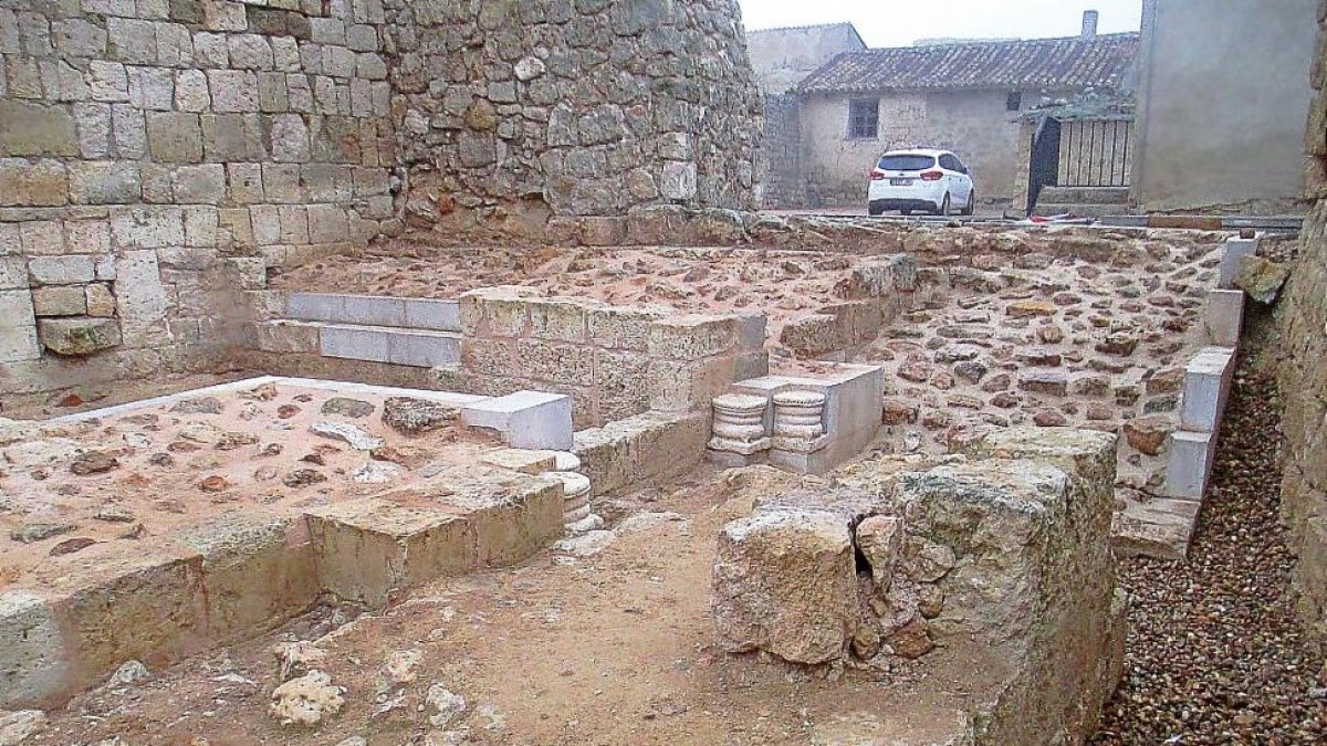 Aspecto actual del yacimiento de Villalba de los Alcores junto a la iglesia de Santa María del Templo, tras la consolidación y recreación de las dos antiguas torres, a falta de instalar las barandillas.-D.V.