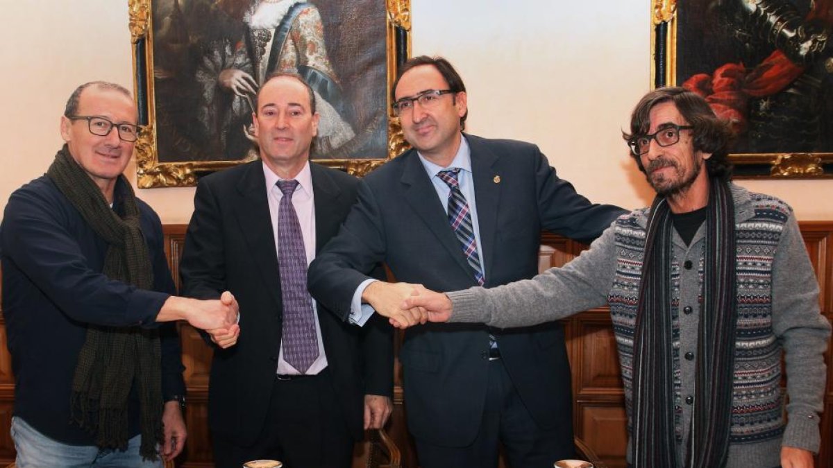 (I a D) El secretario provincial de UGT, Julián Martínez; el presidente de la CPOE, José Ignacio Carrasco; el alcalde de Palencia, Alfonso Polanco; y el secretario general de CCOO en Palencia, Luis González, suscriben el acuerdo por el que se constituye o-ICAL