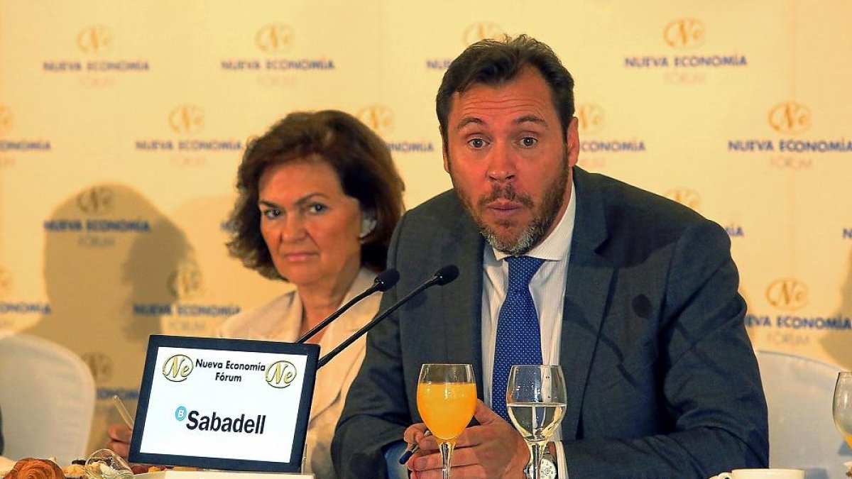 Carmen Calvo escucha la intervención de Óscar Puente en un momento del Fórum Nueva Economía.-RAQUEL P. VIECO