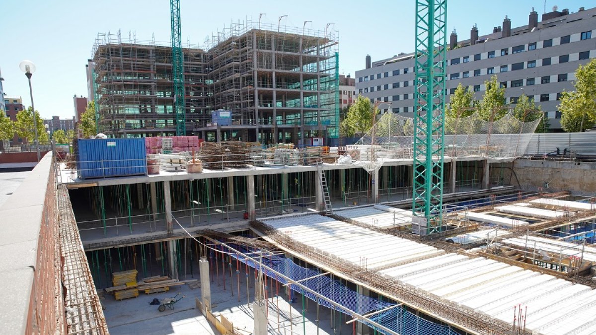 Edificio en construcción en el barrio vallisoletano de Villa de Prado. J. M. LOSTAU