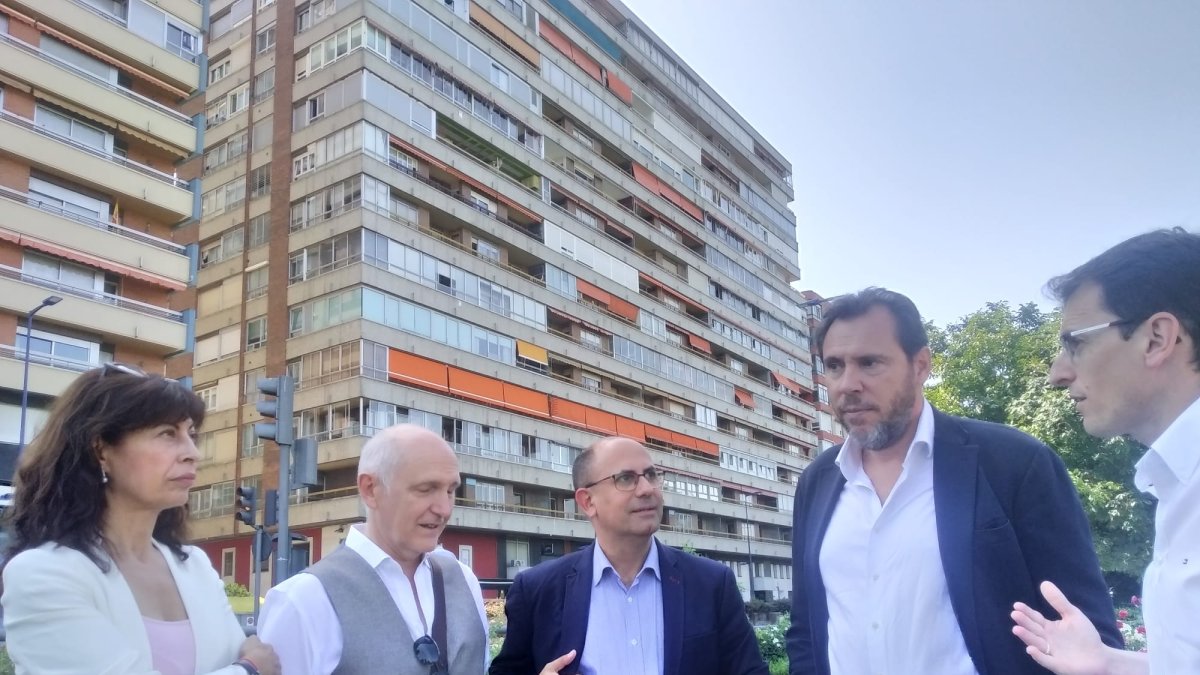 Óscar Puente, líder del PSOE en Valladolid, junto a otros miembros de la formación en una imagen de archivo. -E.M.