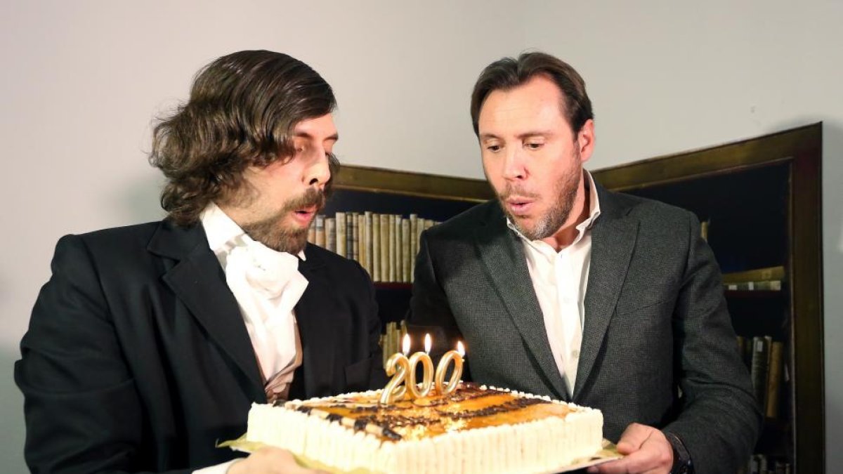 El alcalde de Valladolid, Óscar Puente, sopla las velas de una tarta junto a José Zorrilla, con motivo de la celebración del Día del Bicentenario del nacimiento del escritor-ICAL