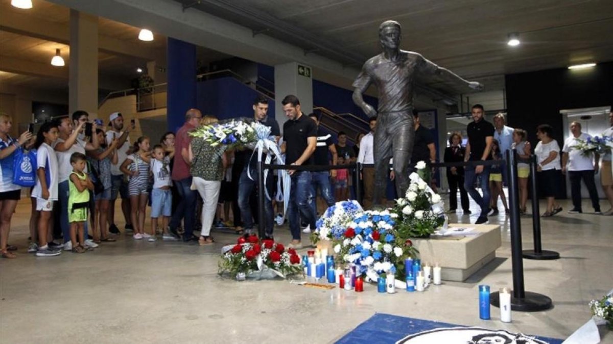 Aficionados del Espanyol desfilan por la puerta 21 para rendir su homenaje a Jarque.-RCD ESPANYOL