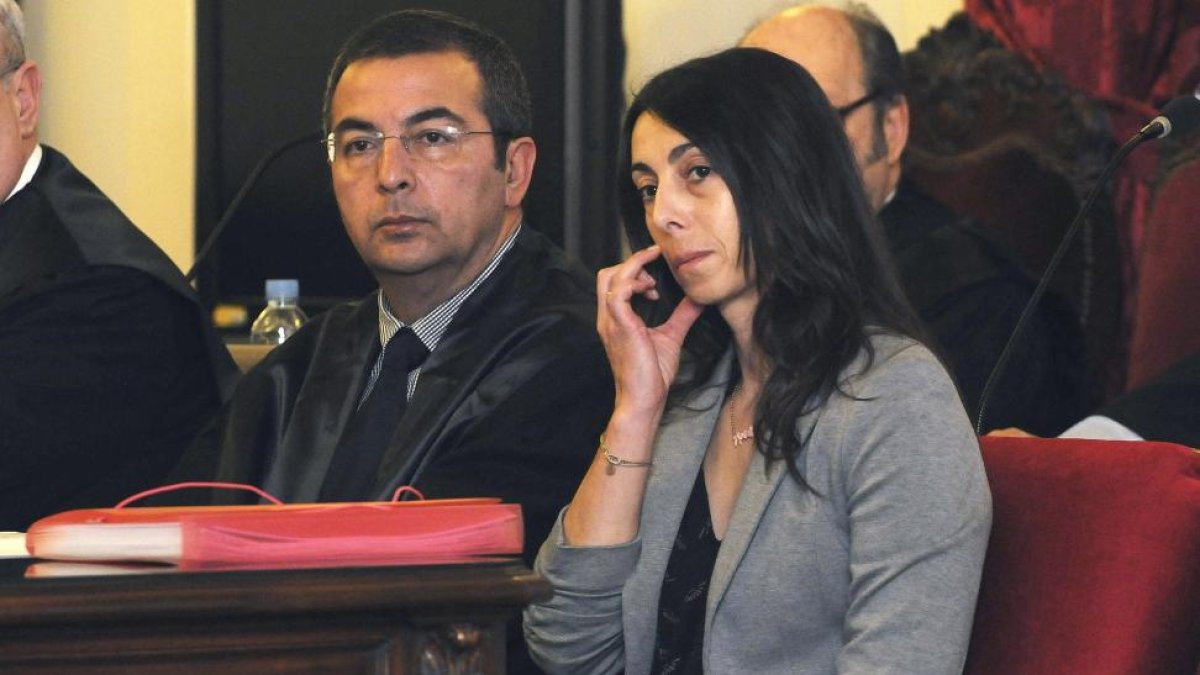 La policía local y acusada, Raquel Gago, durante la nueva jornada del juicio celebrado hoy en la Audiencia Provincial de León, por el crimen de la presidenta de la Diputación de León, Isabel Carrasco que murió tiroteada el 12 de mayo de 2014, y del cual M-EFE/ J. CASARES (POOL)