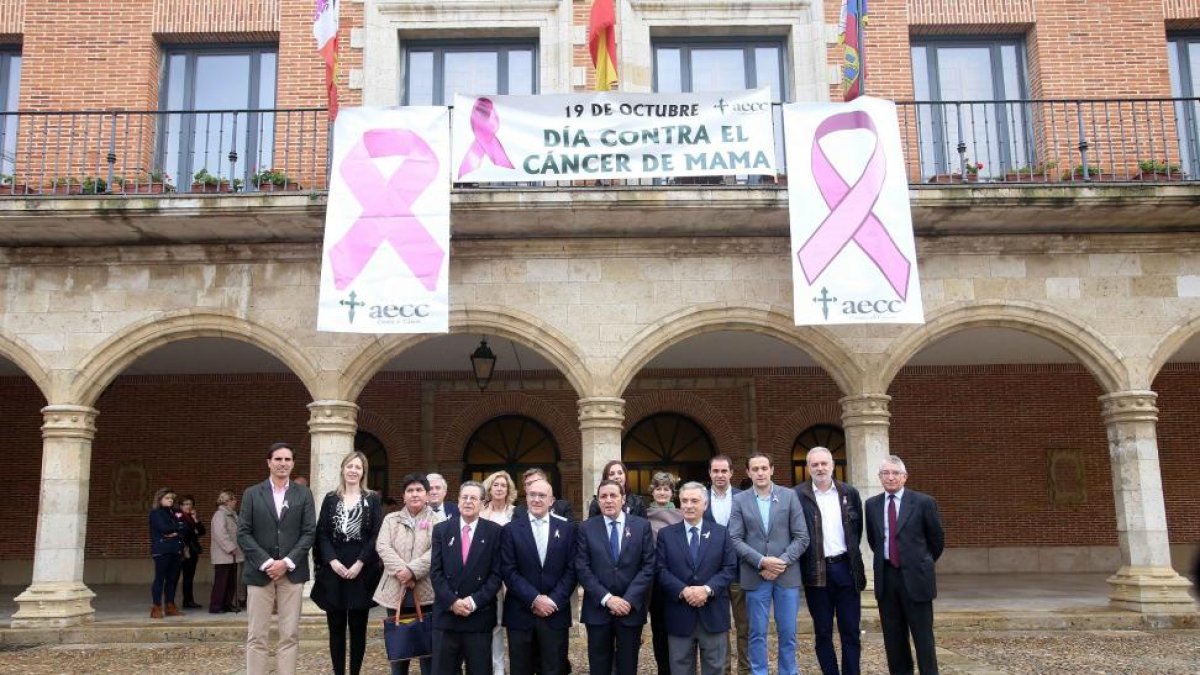 El consejero de Sanidad, Antonio María Sáez Aguado; el presidente de la Diputación de Valladolid, Jesús Julio Carnero, y el presidente de la Asociación contra el Cáncer de Valladolid, Francisco Javier Arroyo García, acompañados del alcalde de Medina de Ri-Ical
