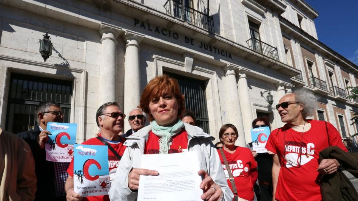 La plataforma de la Hepatitis C presenta una denuncia en la Fiscalía de Valladolid contra la Junta por no facilitar el tratamiento a enfermos.-ICAL