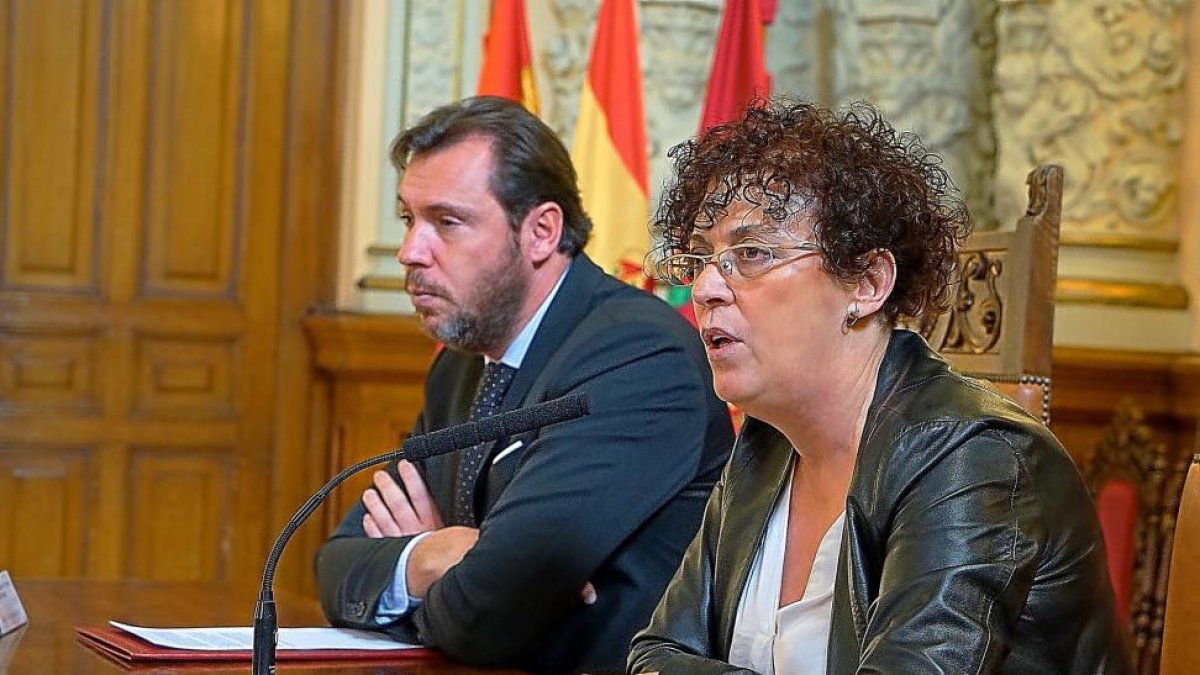Óscar Puente y Rafaela Romero, ayer, en la presentación del balance de 2016 de ayudas a familias vulnerables.-E. M.