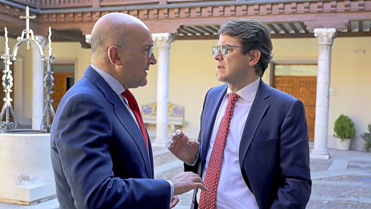 Jesús Julio Carnero y Alfonso Fernández Mañueco dialogan.-ICAL