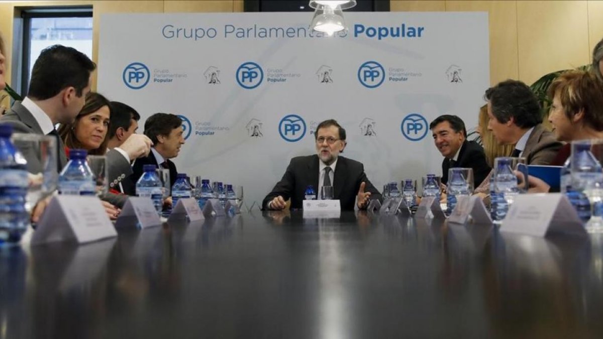 El líder del PP, Mariano Rajoy, en una reunión con la dirección del grupo parlamentario conservador en el Congreso.-EFE/Juan Carlos Hidalgo