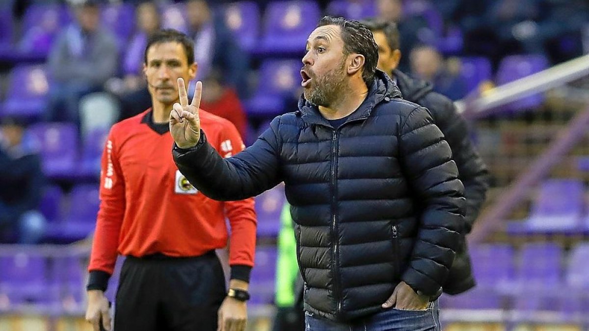 Sergio da una orden de cara a un marcaje, ante uno de los árbitros asistentes.-J.M. LOSTAU