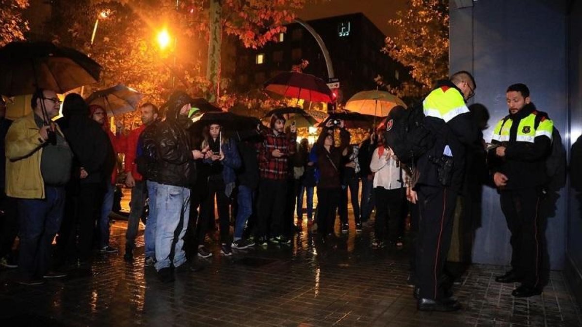Mossos levantan acta en el Colegio La Llacuna de Poblenou.-FERRAN NADEU