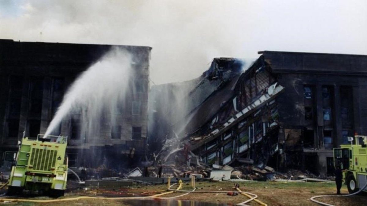 Los bomberos tratan de extinguir el fuego originado despues de que el vuelo 77 de American Airlines impactase contra las instalaciones del Pentagono.-FBI