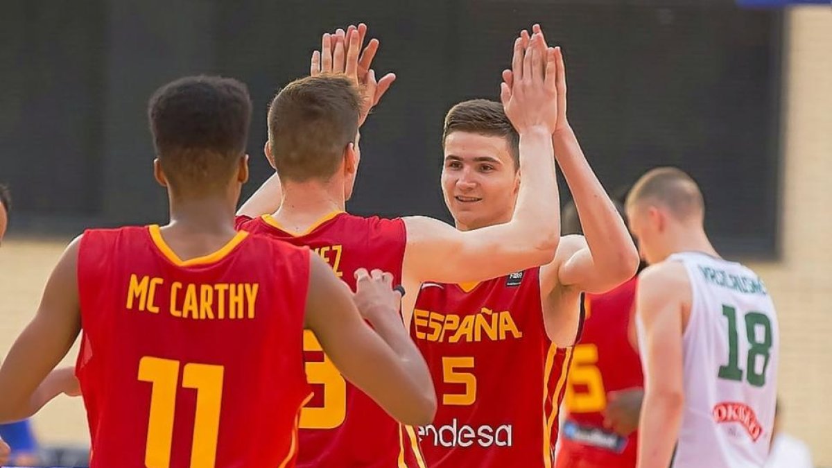 Miguel González (5) es felicitado por sus compañeros de selección en el Mundial U18 celebrado en Zaragoza.-FEB