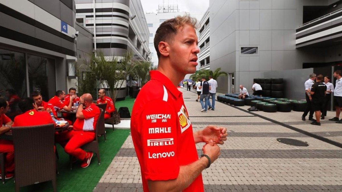 Sebastian Vettel camina frente al box de Ferrari en Sochi (Rusia).-EFE
