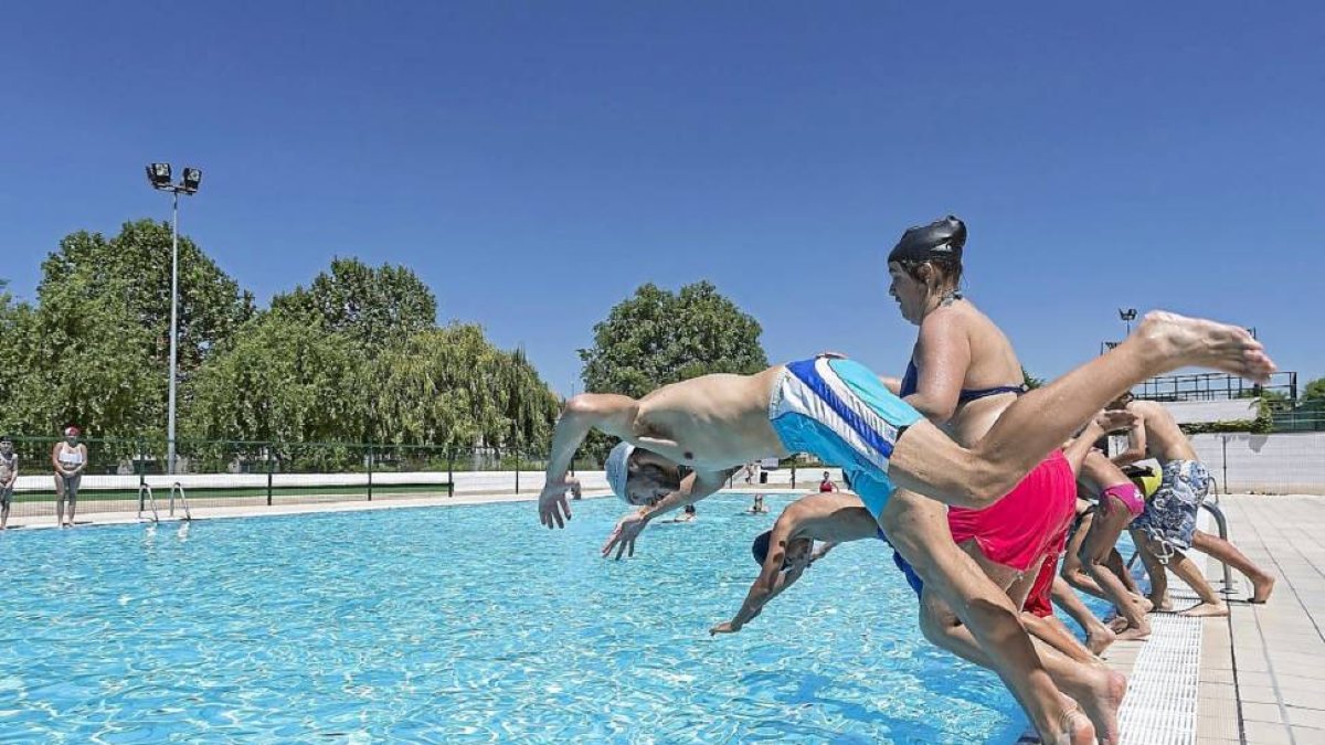 Varios jóvenes se lanzan al agua en la piscina de Canterac en Delicias, imagen de archivo.- E.M.