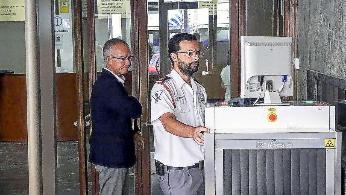 Ricardo González Mantero, a su llegada al Juzgado de Instrucción número 4 de Valladolid para declar como testigo en la trama eólica.-ICAL