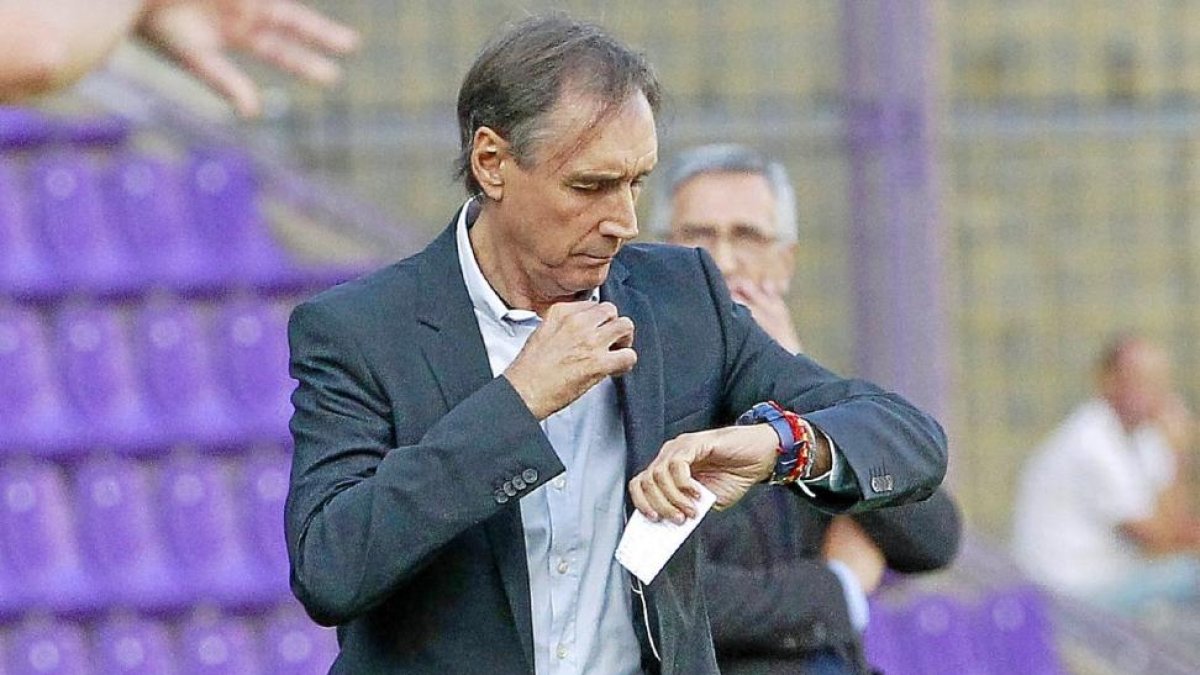 Miguel Ángel Portugal mira la hora durante el segundo tiempo de ayer.-J. M. Lostau