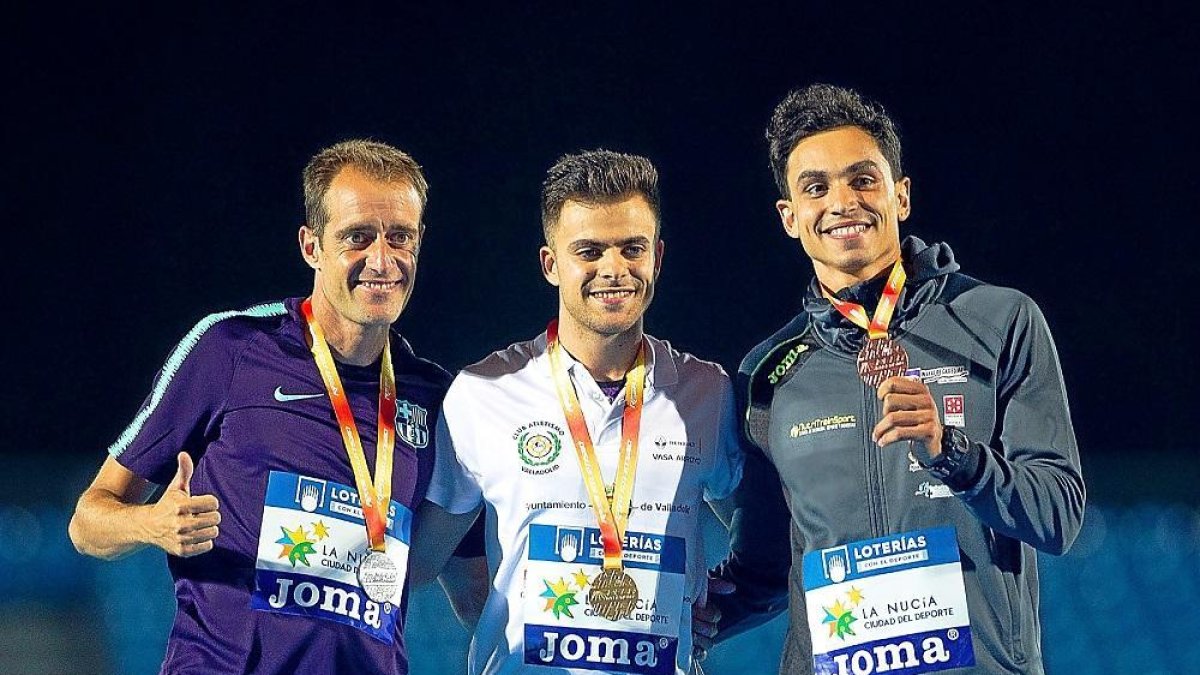 Sergio Juárez, en el centro de la imagen del podio, posa con la medalla de oro junto a Ángel David Rodríguez (i.) y Arian Olmos (d.).-MIGUELEZ TEAM (RFEA)